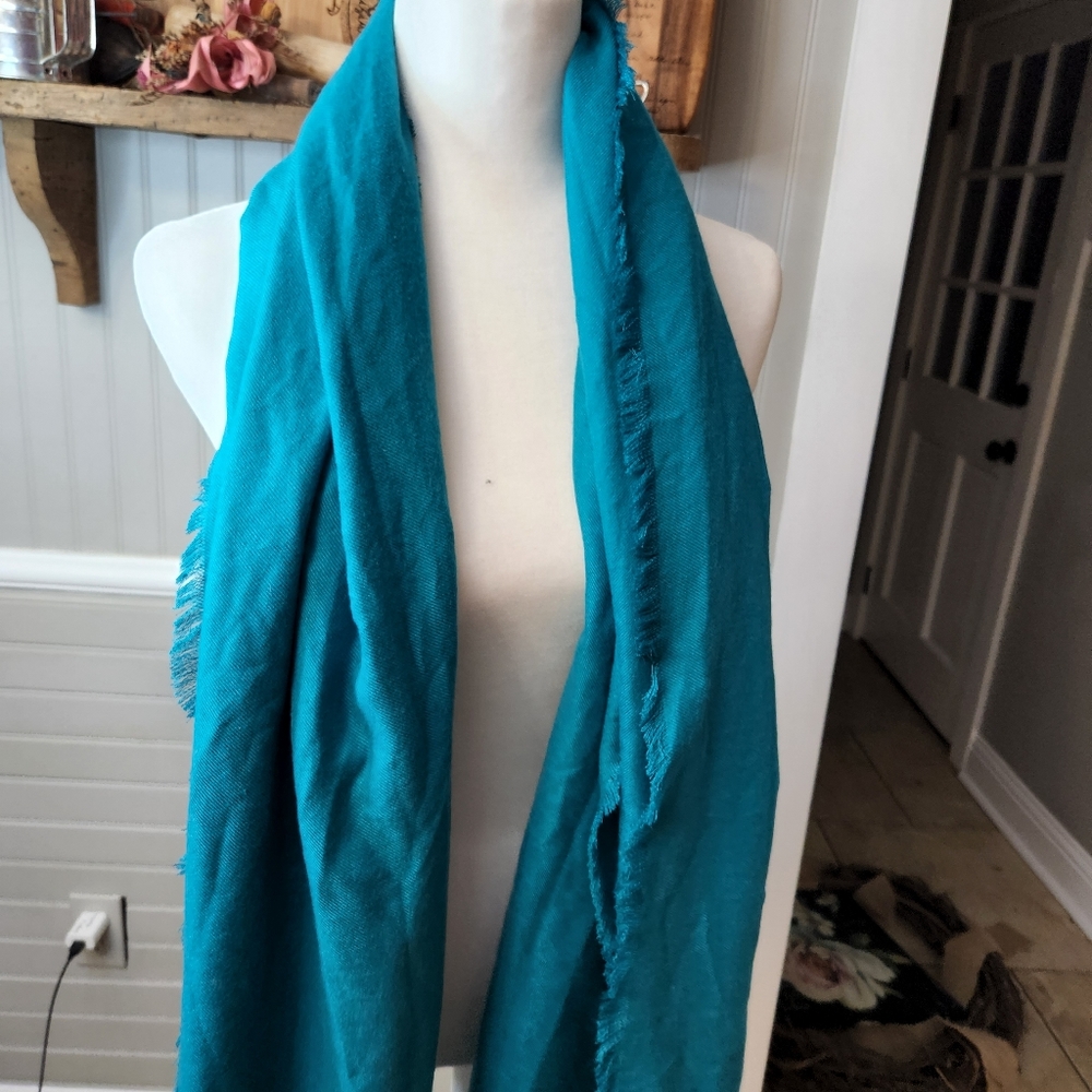 SCARF BYNDLE FOUR SCARVES ASSIRTED F ABRICS,SIZES AND COLORS.